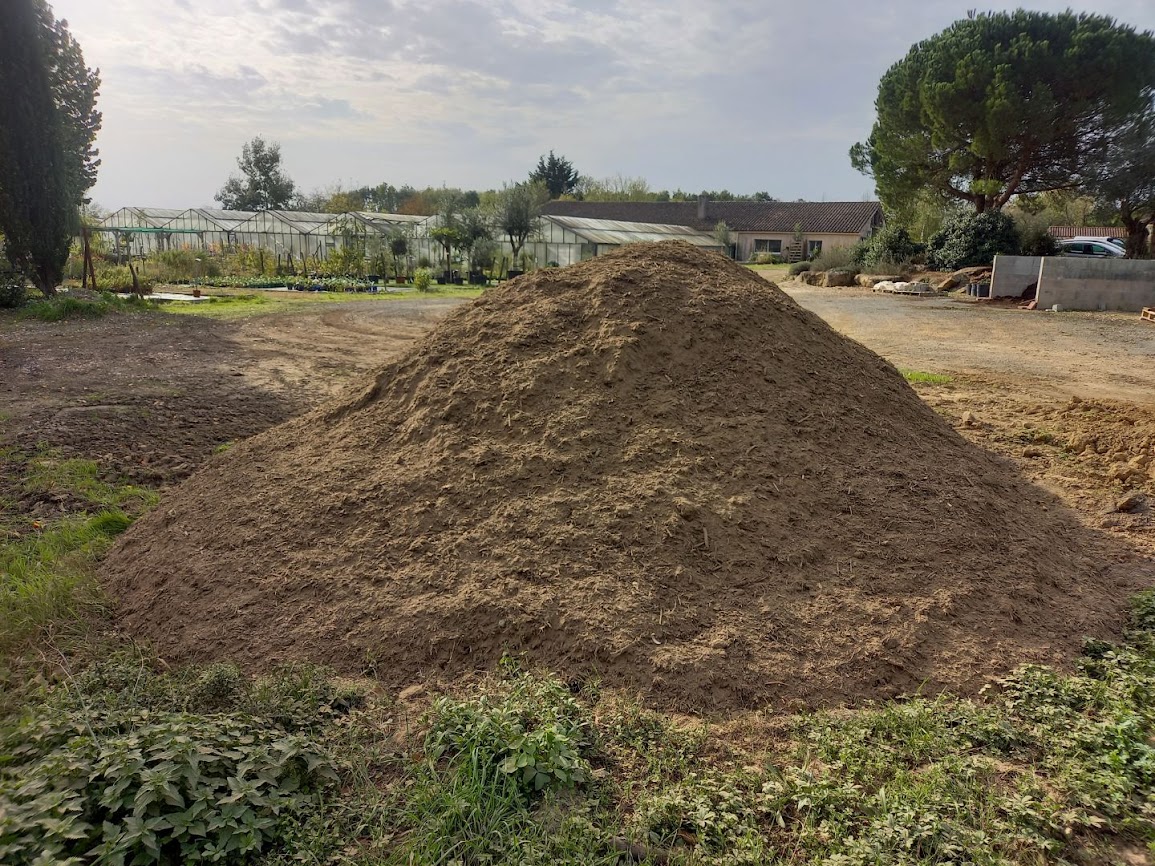 Quelle est la différence entre le terreau et la terre végétale ? Les Jardins de Phocas